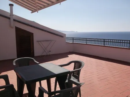 Stunning apartment with wonderful sea view terrace Отели в г. Джойоза-Мареа