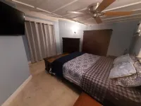 "Almost beachfront " Snorkeling & Kayaks across the street. 2 Bed 2 Bath Cottage