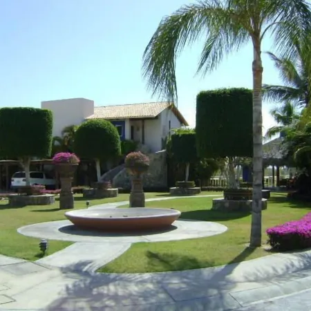 LUXURIOUS GOLF VILLA IN HOTEL ZONE- WALK TO BEACH/DOWNTOWN/RESORTS