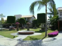 LUXURIOUS GOLF VILLA IN HOTEL ZONE- WALK TO BEACH/DOWNTOWN/RESORTS