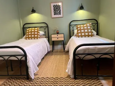 Fully renovated detached family home in the heart of Downtown Collingwood! Hotels near The Maker's Outpost