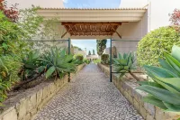 2 bedroom apartment with swimming pool 2m from Sra. da Rocha beach. Hotels near Poço Santo