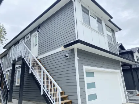 Quiet Bright Luxurious & Clean Private Modern Suite with free Parking  & A/C Отели рядом с достопримечательностью «Парк штата Голдстрим»