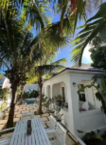 Bamboo House: Charming Private Tropical Oasis in the Heart of the Village.