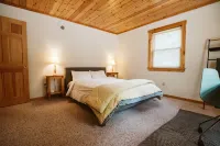 Family-friendly, Luxury Log Cabin Nestled in the Woods - 10 Mins to Sunday River