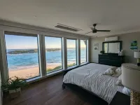 Beachfront estate home with private 70’ dock and 7500sq ft. of living space فنادق في 