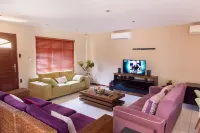 Casa da Noleen situated in Malhampsene in Matola city, 5 mins drive to Mozal. Hotels in Matola