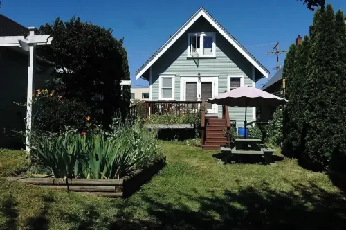 Charming James Bay Guesthouse by Fisherman's Wharf