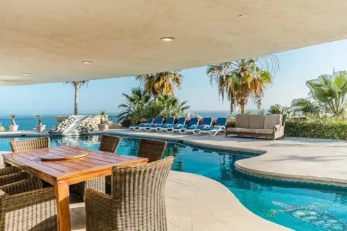 Striking Ocean View with huge Pool - walk to Beach
