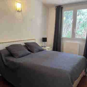 Maisonnette in wooded park pétanque court, children's games BBQ near beaches Rooms