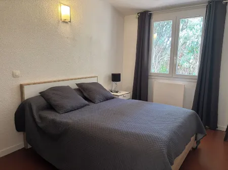 Maisonnette in wooded park pétanque court, children's games BBQ near beaches