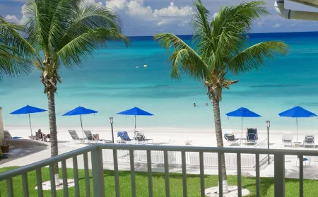 Gorgeous Ocean Views!! In the Center of 7 Mile Beach!! Walk to Most Everything! Отели рядом с достопримечательностью «Clock Tower»