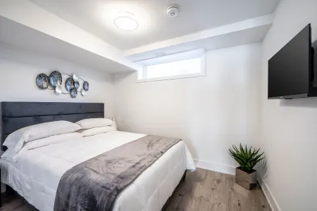 *Sunset x Falls Superb Modern Stacked Town + Parking