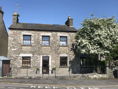 Traditional Lakeland Hideaway Cottage for two, close to the Lakes and Dales Hotels in Milnthorpe