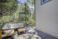 NEW LISTING! Waterfront cottage, hot tub, fire pit, gated community, pier, kayak