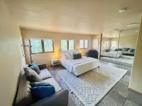 New listing! Modern ski retreat 2min to skiing! Dog friendly! 4bed3bath hottub