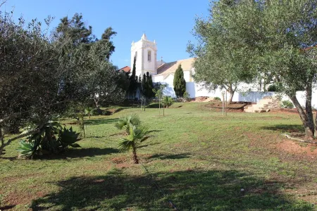 House with very cozy garden for couples or family, 7 km from Sagres Отели рядом с достопримечательностью «Praia da Cordoama»