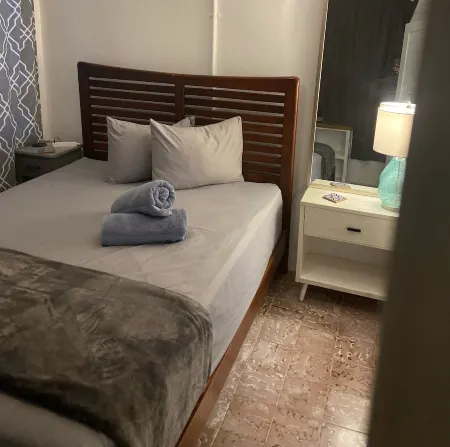 2 bedroom apartment 5 min walk to the beach!