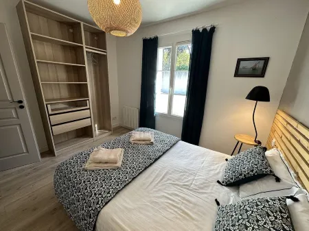 House 300 Meters from the Beach, Enclosed Yard for 2 Cars, Garden and Terrace Отели в г. Сент-Мари-Де-Ре