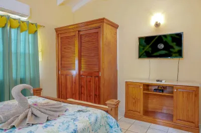 Two bedroom, 2 bathroom house in a tropical palm and garden setting.