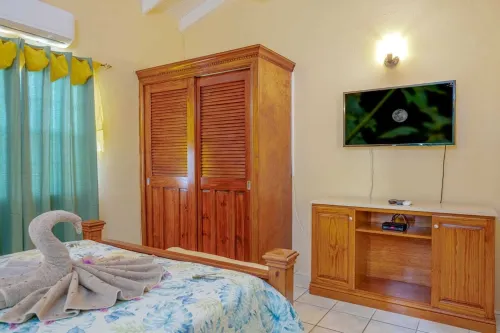 Two bedroom, 2 bathroom house in a tropical palm and garden setting.
