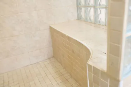 Cozy Suburban Home with big pool, <5 minutes to City, Avondale/Groombridge shops Отели рядом с достопримечательностью «Roman Catholic Church»