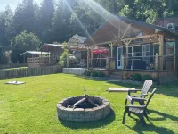 Charming & Rustic Lakeside Cabin: Mt. Rainier, Fall Hikes, Large Covered Deck