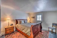 Kik-n-Bak Cottage w/ Beautiful Mountain View - Parkplatz