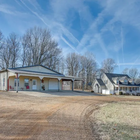 8 Mi to Kentucky Downs: Quiet Getaway w/ Patio