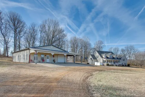 8 Mi to Kentucky Downs: Quiet Getaway w/ Patio - Homestays