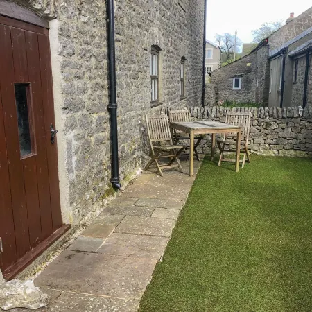 2 Primitive Mews