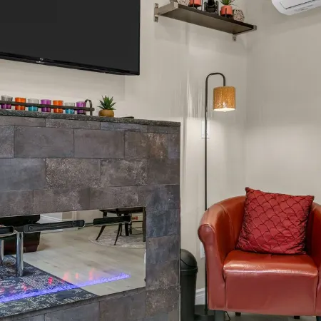 Luxury 2BR home with high ceilings with  BBQ/ patio in beautiful South Windsor.
