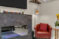 Luxury 2BR home with high ceilings with  BBQ/ patio in beautiful South Windsor.
