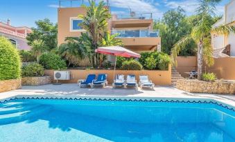 3 Bedroom Villa, Sleeps 6, with Pool, Air Con, WiFi & Walk to Shops