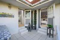 302 on Old Sea View Road Chelsea - Apartments
