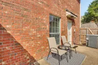 Central College Station Townhome w/ Community Pool - Apartments