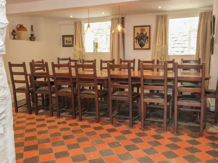 Cwmalis Hall Отели рядом с достопримечательностью «Blackwood's»