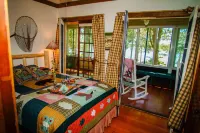 Lake Ripley Lodge w Lake Front Rooms, Grand Porch, Kayaks & Paddleboard Hotels in Fort Atkinson