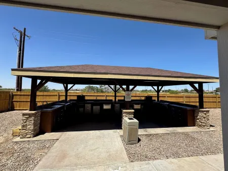 Permian Studio Apartments Отели в г. Монаханс