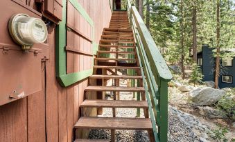 4 Mi to Beach Lake Tahoe Mountain Retreat!