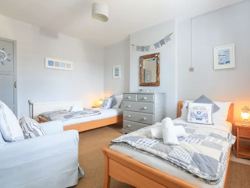 Sandquay View Hotels in Dartmouth