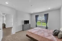 Charming 4br Ranch-style Home Corner Lot 4 Bedroom Home - Homestays