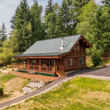 The Log Cabin 2 Bedroom Home by RedAwning