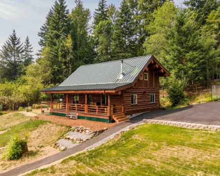 The Log Cabin 2 Bedroom Home by RedAwning Hotels in Stevenson