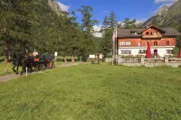 Gasthaus Spinas Hotels in Bever