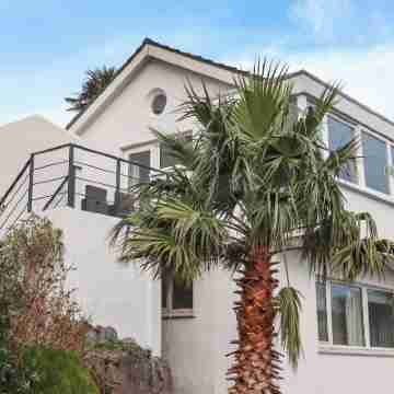 The Grottoes Hotel Exterior