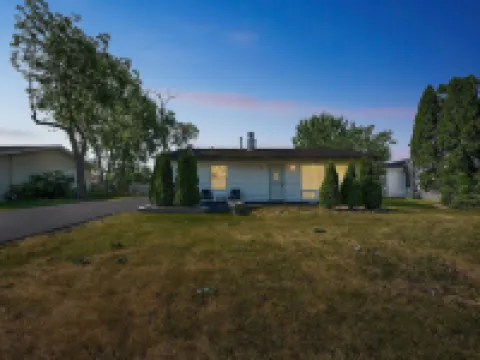 Charming Contemporary Family Home 3 Bedroom Home by RedAwning Hotels in Glenview