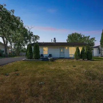 Charming Contemporary Family Home 3 Bedroom Home by RedAwning