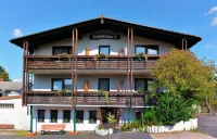 Antjes Schmankerlhotel Und Restaurant Hotels near Kneippbecken-Marktredwitz
