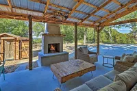Cozy Cabin w/ Backyard Oasis: 11 Mi to Marina - Homestays